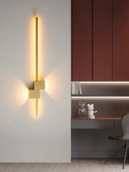 Lonnie 2 - Minimalist Golden Wall Light